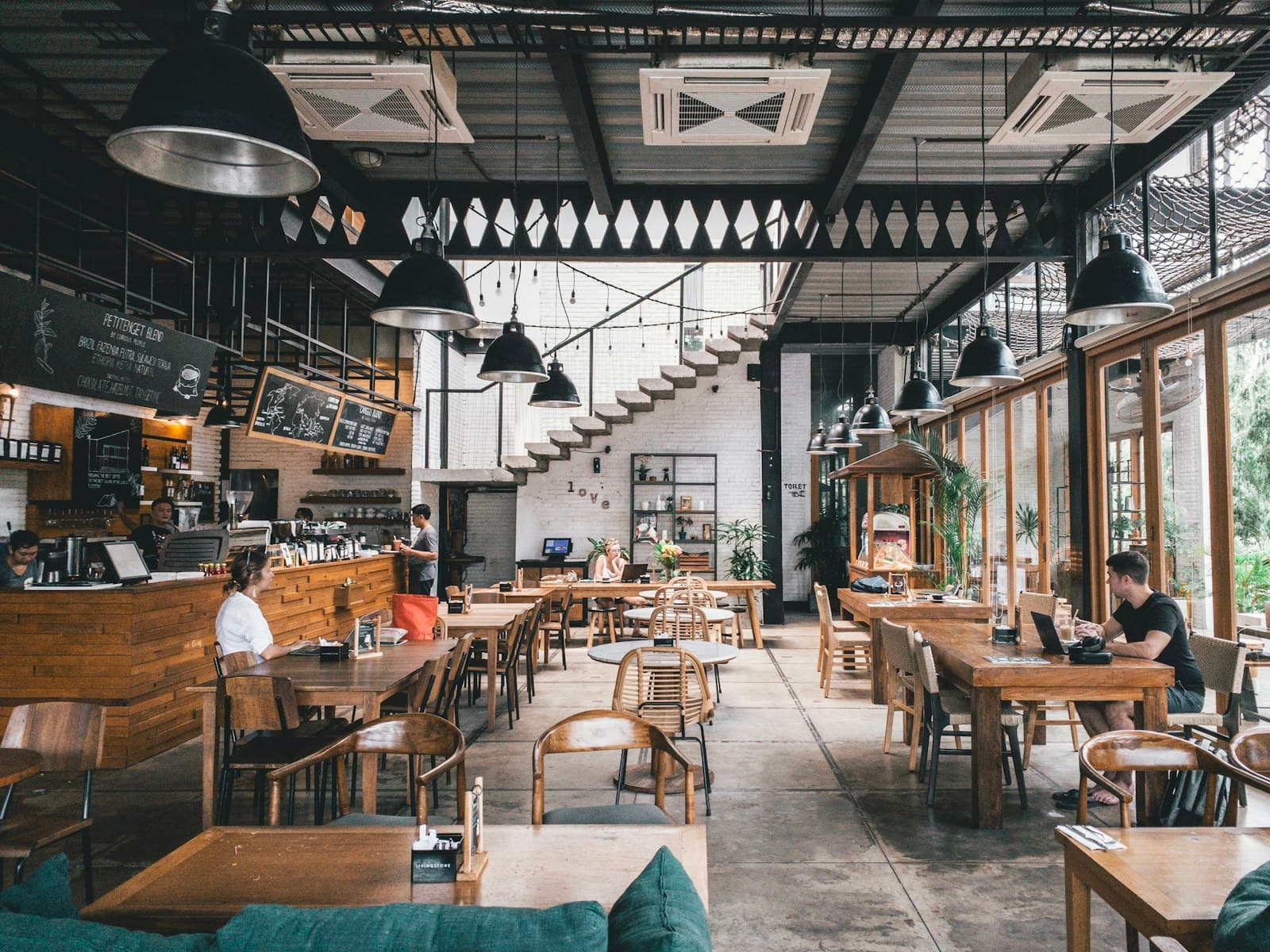 Salle de restaurant lumineuse aux tables en bois