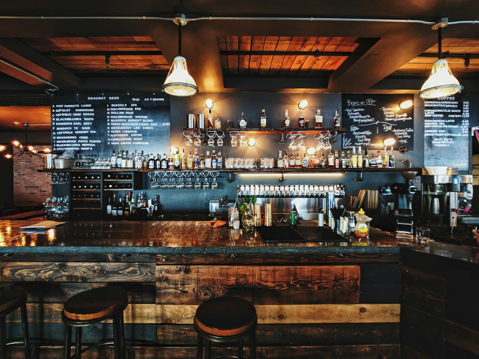 Comptoir de bar en bois sous des suspensions chaudes