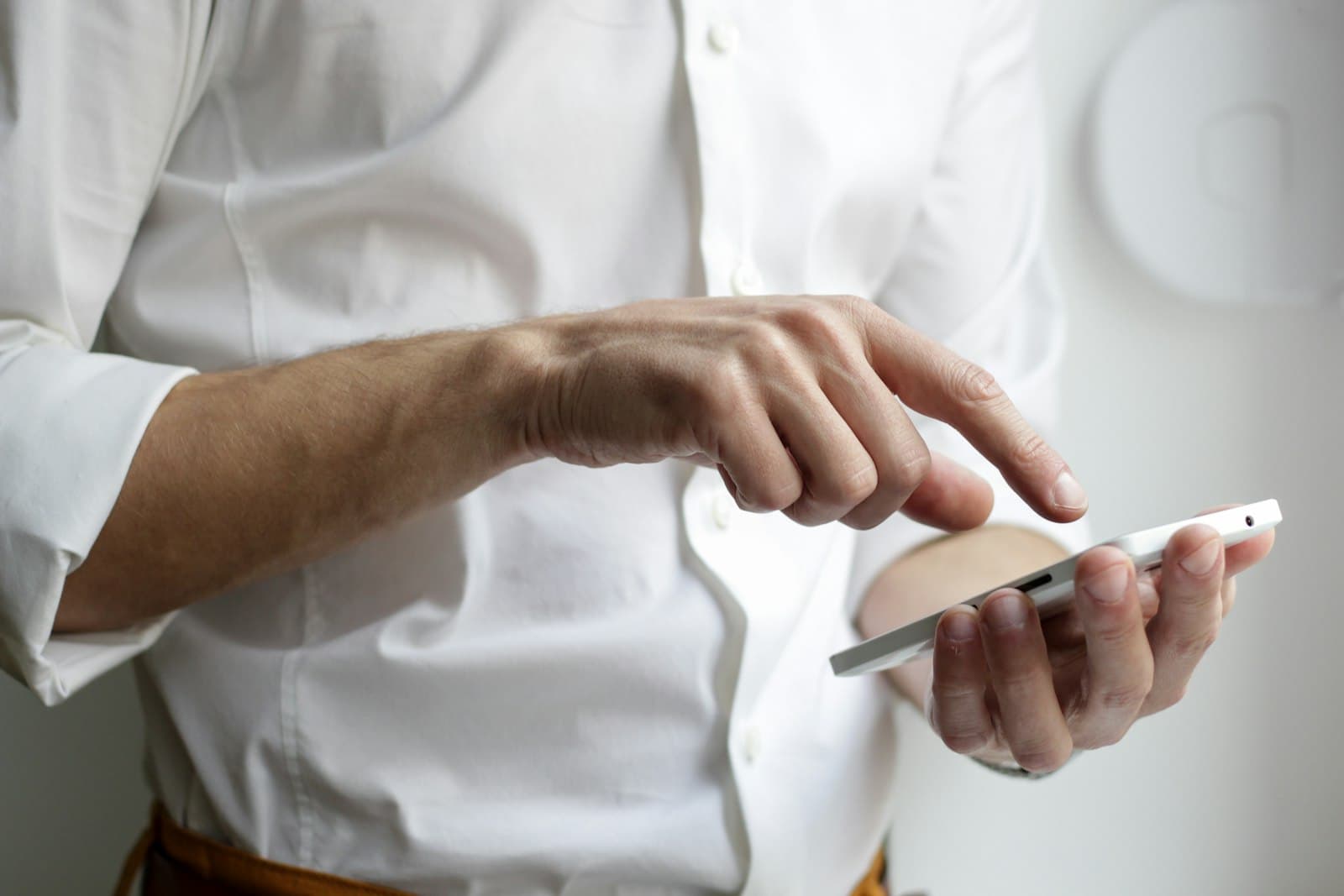 Client rédigeant un avis sur son téléphone